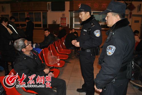 唐世龍和同事對(duì)可疑人員進(jìn)行盤查詢問