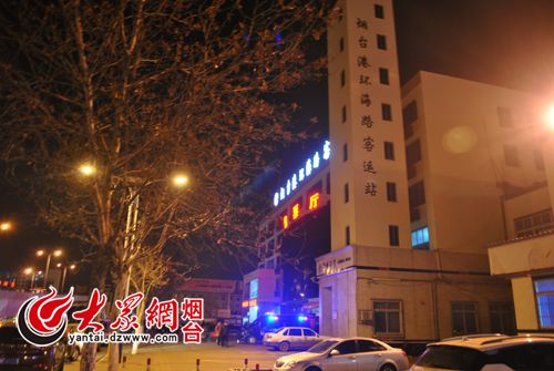 夜晚的煙臺港環海路客運站燈火通明,迎接步履匆匆的旅客