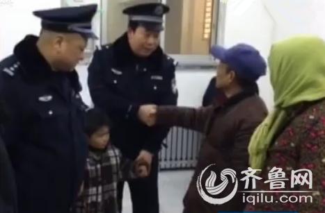 民警在车站广场找到了孩子，将这一家三口送回车站。 （视频截图）
