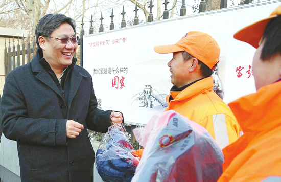 昨日，省委常委、市委书记王文涛看望慰问在千佛山南路值班的环卫工人王玉国、郑霞夫妇。