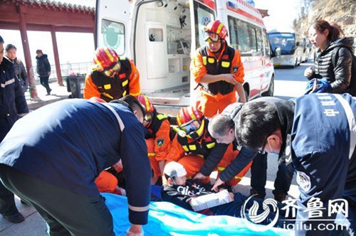 中隊(duì)官兵將傷者移交120醫(yī)護(hù)人員