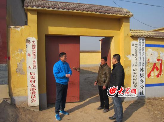 大年三十,第一書記朱樹旺與村民討論新年村莊發展規劃。