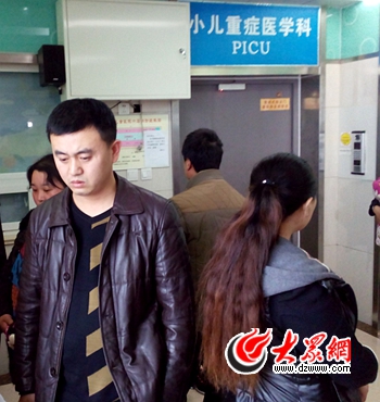 女兒瑩瑩輸不上血小板，導致昏迷進入重癥監護室搶救。她的父親范繼波在監護室外坐立難安