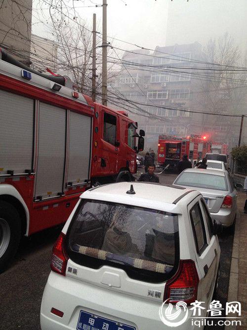 目前已有3輛消防車趕到了事發現場,消防人員正在進行撲滅工作