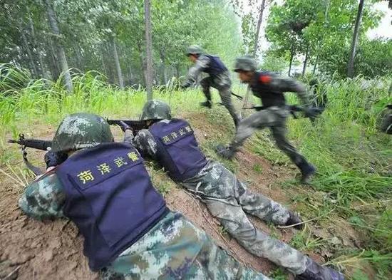 习近平李克强签署命令 授予武警成武县中队荣