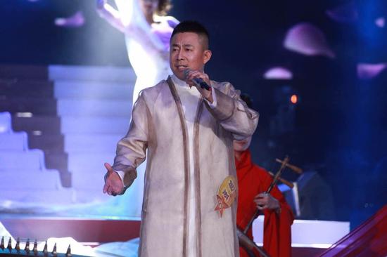 选手张越深情演唱