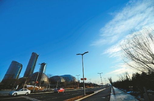14日,泉城最低氣溫降至-7℃,天空湛藍通透。 記者王鋒 攝