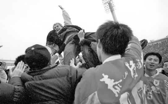 官網(wǎng)以黑白色調(diào)緬懷功勛