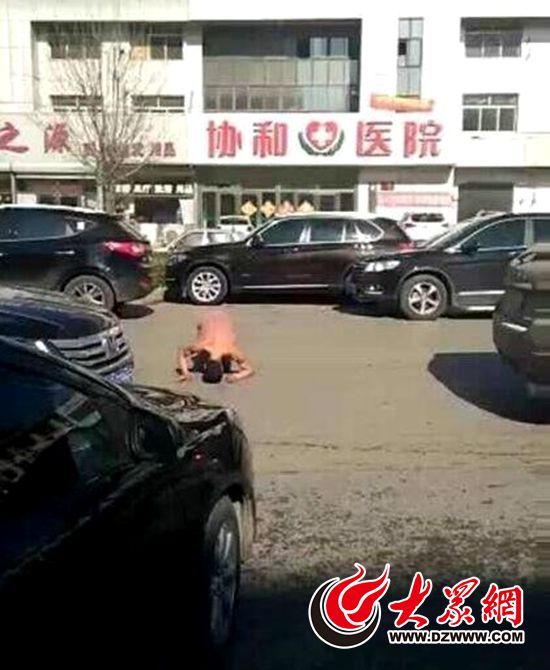 15日,一則”濟(jì)南大四男生表白遭拒后當(dāng)街裸體打滾“的消息在網(wǎng)上瘋傳,并附有視頻及截圖。