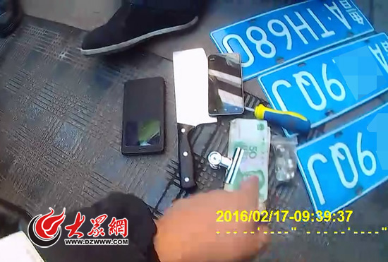 交警從肇事車輛里搜出了假車牌和一把菜刀