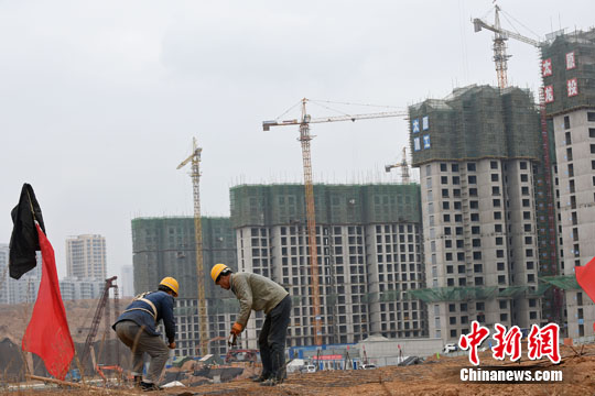 资料图：民工在一建筑工地作业。中新社记者 武俊杰 摄