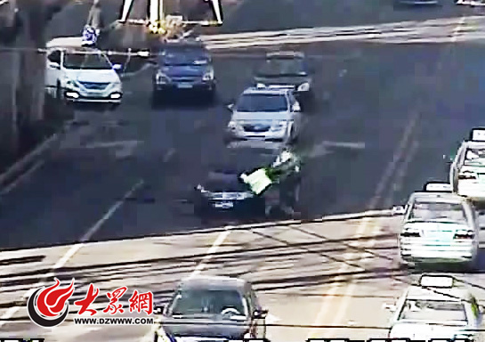 圖為交警被甩落地面的一瞬間,此前這名民警已被頂行了1.4公里