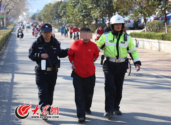 嫌疑人黄某某挥舞螺丝刀拘捕，最后被交警制服