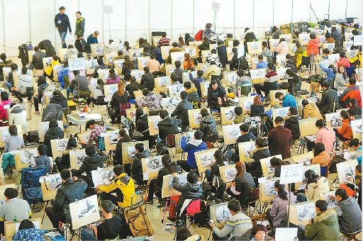 在舜耕國際會展中心,近7000名考生同場畫“夢”。