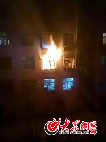 住户家中发生爆炸 网友拍摄