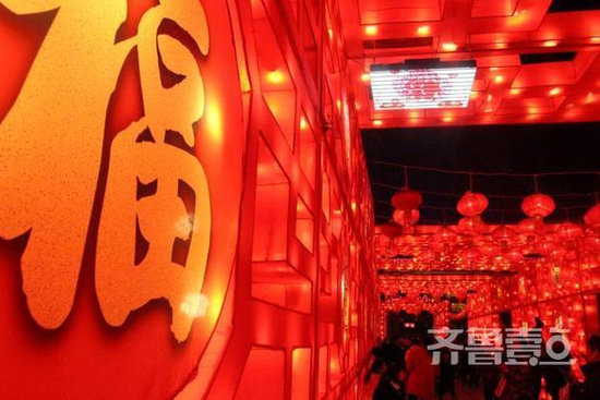 正月里,济南人的阖家出游中,常常会到趵突泉灯会看一看。齐鲁壹点记者 周青先