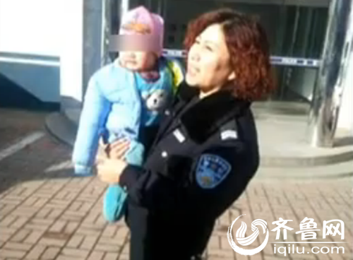 民警怀抱被遗弃的一岁男婴。（视频截图）