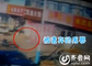 90后情侣发生争执，将一岁的男婴遗弃在路边。（视频截图）