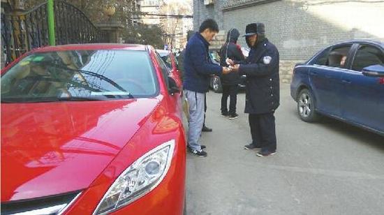 看車男子正在向車主收費