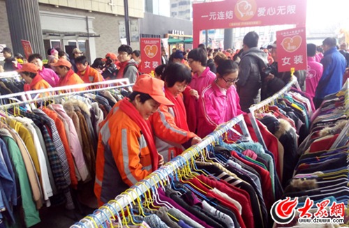捐赠的物品中有不少是新衣服,很受环卫工们德欢迎