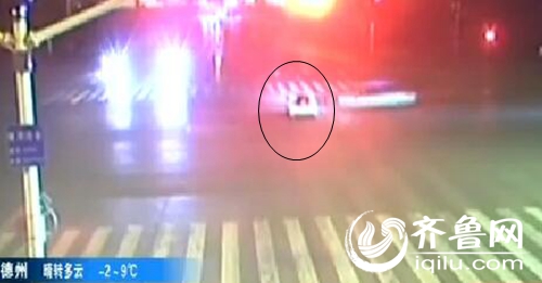 圖中比亞迪轎車闖紅燈，被出租車給撞了