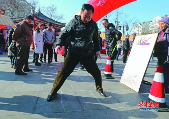 跳房子老游戏,吸引了一位中年男子参加。