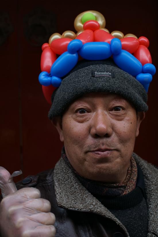 搞逗的周村古商城大街上卖糖葫芦的大爷