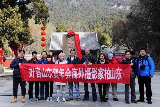 海外摄影家在灵岩寺门前合影