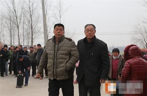 剪了頭發(fā)和胡須的孫彥浩被老父親帶來叩謝恩人。
