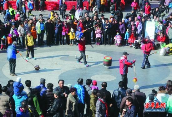 2月21日,打陀螺老游戏,吸引了不少市民前来围观。