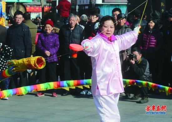 2月21日，打陀螺老游戏，吸引了不少市民前来围观。