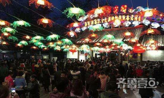 21日夜，正月十四，趵突泉景區(qū)大門口熱鬧非凡，數(shù)以萬(wàn)計(jì)的市民趕來賞燈，售票處排起了長(zhǎng)長(zhǎng)的隊(duì)伍。 齊魯壹點(diǎn)記者 周青先 實(shí)習(xí)生 張良健 攝影