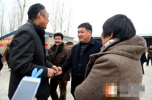 兩家的手緊緊握在了一起(中間者為周克廣)