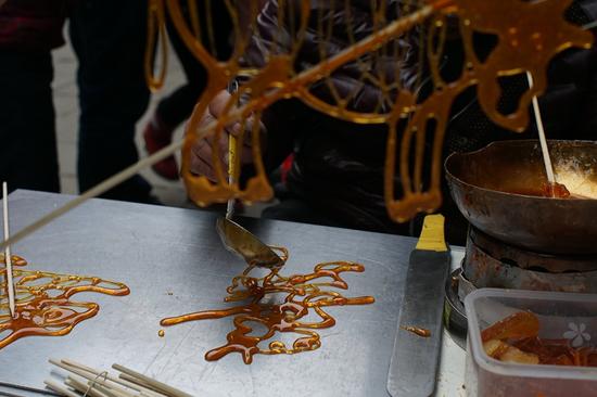 周村古商城大街上的糖画