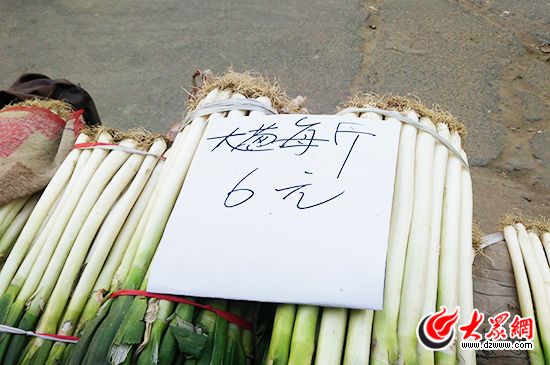 春節過后,濟南的菜價一直高位運行,大蔥的零售價達到了每斤六塊錢