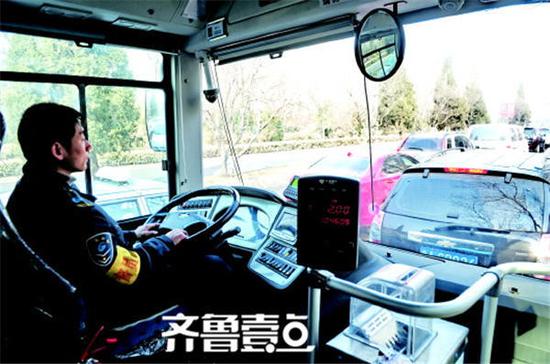 近日，48路公交車堵在舜耕路上。（資料片）齊魯壹點記者周青先攝