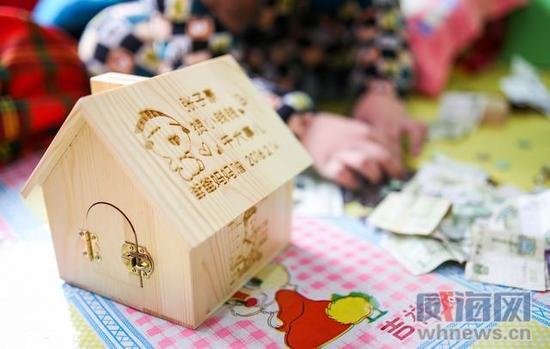 得知子豪存錢給媽媽看病子豪爸爸在網(wǎng)上特別定制了一個存錢罐，并在上面寫下鼓勵的話語。