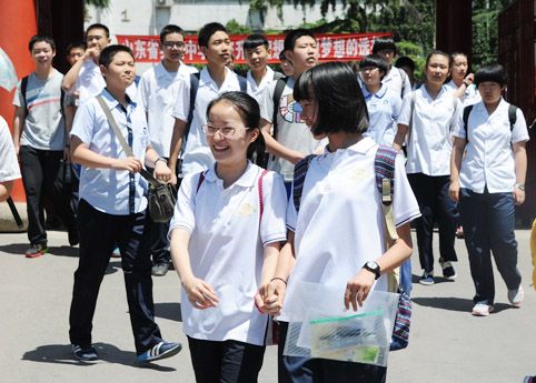 去年,在山东省实验中学考点参加中考的学生走出考场(资料片) 记者 王晓峰 摄