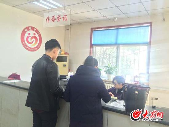 今天是2月29日，有的“90后”戀人特意選擇這個(gè)四年一遇的日子結(jié)為連理，今天濟(jì)南結(jié)婚登記的新人，較四年前增加了近一倍。
