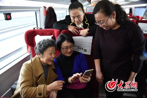 3月2日下午，出席第十二届全国人大第四次会议的住鲁全国人大代表在赴京列车上认真讨论准备向大会提交的建议。大众网记者 王长坤 摄