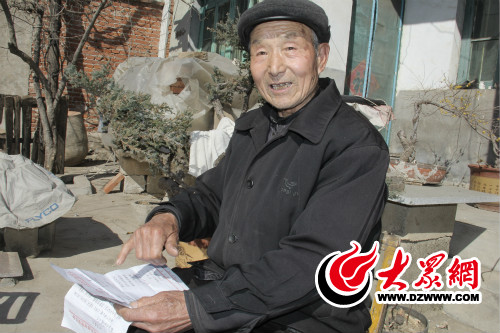 何洪懷一邊介紹順口溜，一邊講述村里發(fā)生的巨大變化