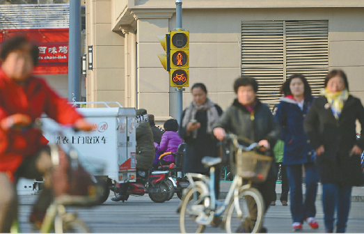 1日，在经七纬一路口，有行人闯红灯过马路。记者张刚 摄