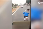 視頻：實(shí)拍廣東少年飆車(chē)挑釁逼停公交 翹車(chē)頭豎中指