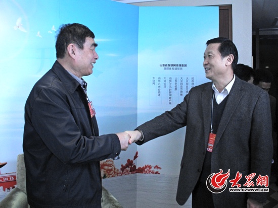 在大众网北京演播室，刘俭朴（右）与正在接受视频访谈的全国人大代表宋心仿交流互动。大众网特派记者 马俊骥 摄