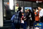 實拍男子突發癲癇暈倒 路人刺破十指放血施救