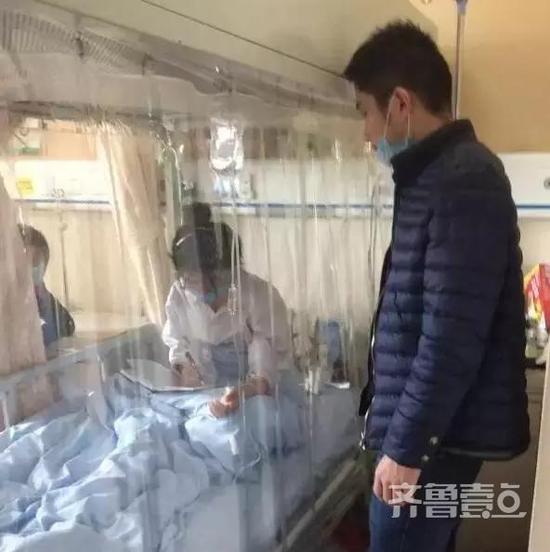 2日上午10点，千佛山医院血液科，马秀云的未婚夫在病床守候。记者 范洪雷 摄