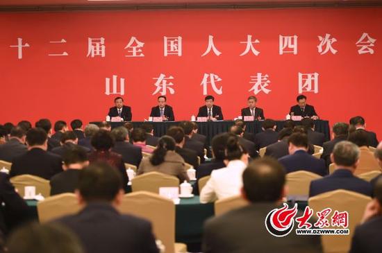 3月3日下午,出席第十二届全国人大第四次会议的山东代表在下榻的中国职工之家举行建团会议。大众网记者 王长坤 摄