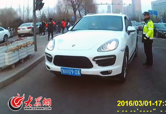 白色保時捷的車牌反裝，駕駛員因此被記12分