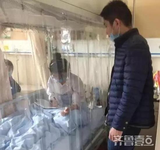 2日上午10点,千佛山医院血液科,马秀云的未婚夫在病床守候。记者 范洪雷 摄