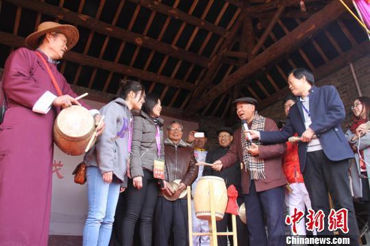 图为花鼓艺人现场互动,教来自印尼的李美丽和来自日本的远藤史菜演唱花鼓戏